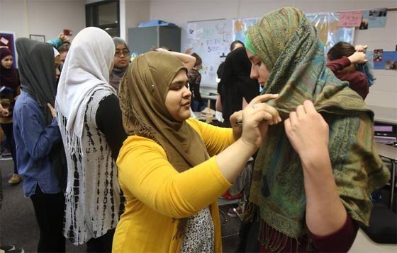 طالبات مدرسة امريكية يرتدين الحجاب تضامنا مع زميلاتهن المسلمات صورة رقم 2 طالبات مدرسة امريكية يرتدين الحجاب تضامنا مع زميلاتهن المسلمات صورة رقم 2