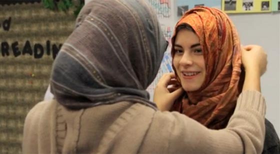 طالبات مدرسة امريكية يرتدين الحجاب تضامنا مع زميلاتهن المسلمات صورة رقم 3 طالبات مدرسة امريكية يرتدين الحجاب تضامنا مع زميلاتهن المسلمات صورة رقم 3