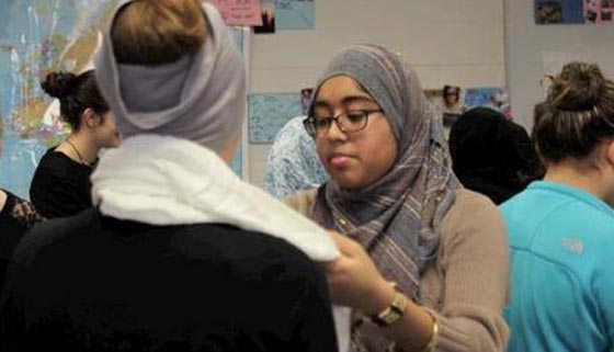 طالبات مدرسة امريكية يرتدين الحجاب تضامنا مع زميلاتهن المسلمات صورة رقم 5 طالبات مدرسة امريكية يرتدين الحجاب تضامنا مع زميلاتهن المسلمات صورة رقم 5