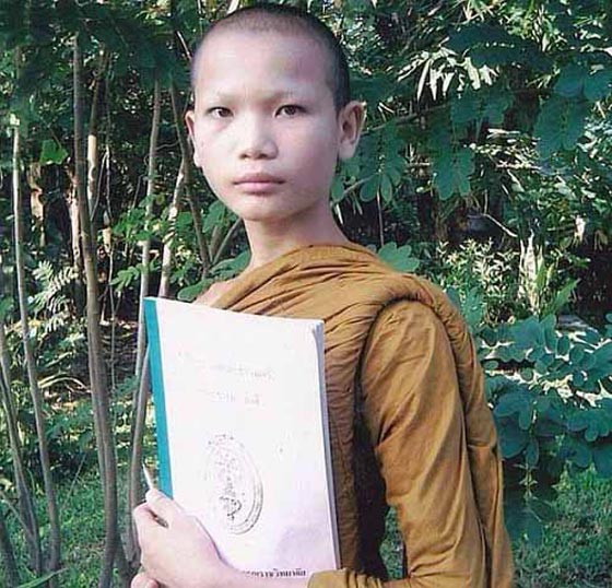 راهب بوذي عاش حياة صارمة في المعبد فأصبح عارضة ازياء شهيرة صورة رقم 1