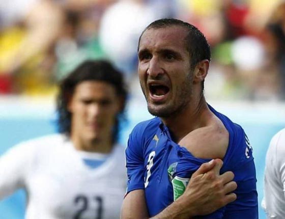 أغرب رهانات في العالم.. زوج يصعق زوجته وآخر يخسر بيته وزوجته في مباراة كرة صورة رقم 7