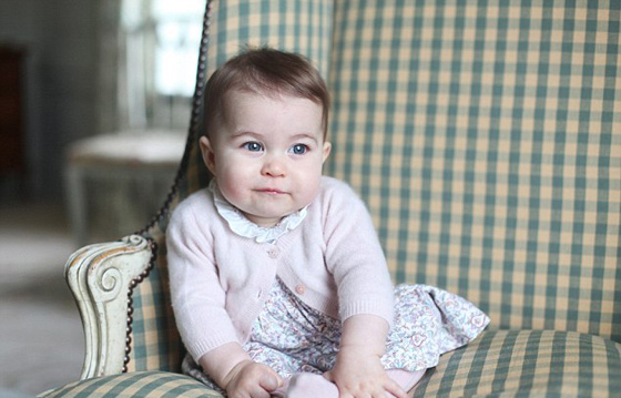 صور الاميرة شارلوت مع والديها وشقيقها الامير جورج في اول صورة عائلية بمناسبة الكريسماس صورة رقم 2