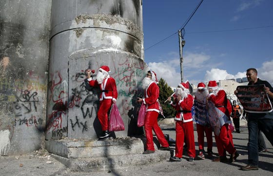 لا سلام ولا مسرة في ارض المهد وبابا نويل لا يسلم من رصاص الاحتلال صورة رقم 3 لا سلام ولا مسرة في ارض المهد وبابا نويل لا يسلم من رصاص الاحتلال صورة رقم 3