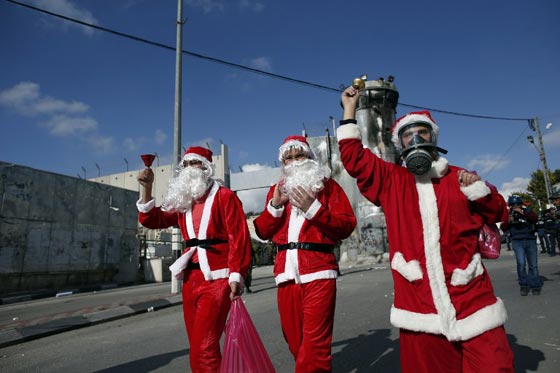 لا سلام ولا مسرة في ارض المهد وبابا نويل لا يسلم من رصاص الاحتلال صورة رقم 10 لا سلام ولا مسرة في ارض المهد وبابا نويل لا يسلم من رصاص الاحتلال صورة رقم 10