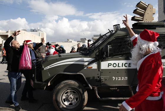 لا سلام ولا مسرة في ارض المهد وبابا نويل لا يسلم من رصاص الاحتلال صورة رقم 13 لا سلام ولا مسرة في ارض المهد وبابا نويل لا يسلم من رصاص الاحتلال صورة رقم 13