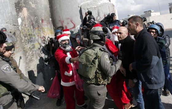 لا سلام ولا مسرة في ارض المهد وبابا نويل لا يسلم من رصاص الاحتلال صورة رقم 14 لا سلام ولا مسرة في ارض المهد وبابا نويل لا يسلم من رصاص الاحتلال صورة رقم 14