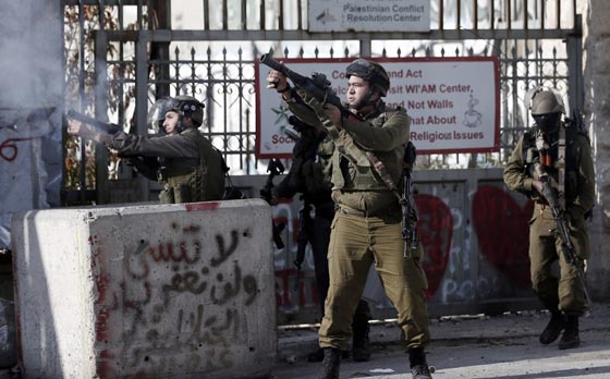 لا سلام ولا مسرة في ارض المهد وبابا نويل لا يسلم من رصاص الاحتلال صورة رقم 15 لا سلام ولا مسرة في ارض المهد وبابا نويل لا يسلم من رصاص الاحتلال صورة رقم 15