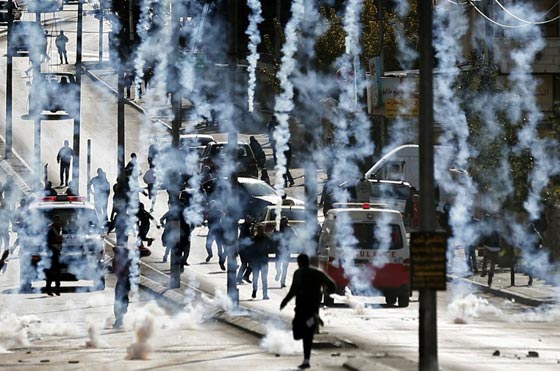 لا سلام ولا مسرة في ارض المهد وبابا نويل لا يسلم من رصاص الاحتلال صورة رقم 16 لا سلام ولا مسرة في ارض المهد وبابا نويل لا يسلم من رصاص الاحتلال صورة رقم 16