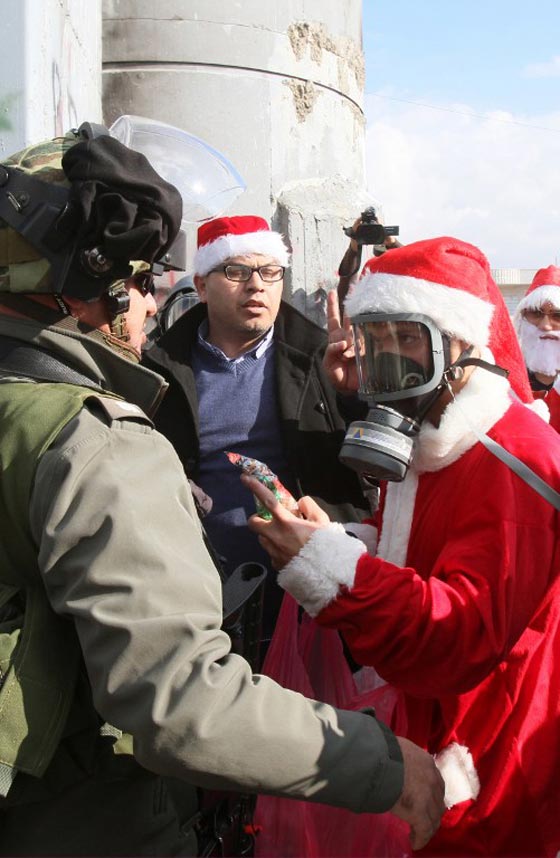 لا سلام ولا مسرة في ارض المهد وبابا نويل لا يسلم من رصاص الاحتلال صورة رقم 8 لا سلام ولا مسرة في ارض المهد وبابا نويل لا يسلم من رصاص الاحتلال صورة رقم 8