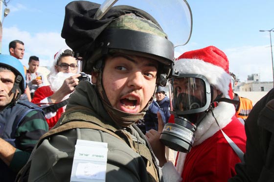 لا سلام ولا مسرة في ارض المهد وبابا نويل لا يسلم من رصاص الاحتلال صورة رقم 9 لا سلام ولا مسرة في ارض المهد وبابا نويل لا يسلم من رصاص الاحتلال صورة رقم 9