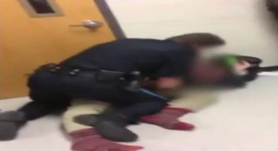 الضرب المبرح من شرطي كان نصيب طالب افتعل شجارا في مدرسة امريكية صورة رقم 1 الضرب المبرح من شرطي كان نصيب طالب افتعل شجارا في مدرسة امريكية صورة رقم 1