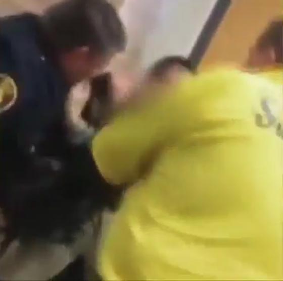 الضرب المبرح من شرطي كان نصيب طالب افتعل شجارا في مدرسة امريكية صورة رقم 4 الضرب المبرح من شرطي كان نصيب طالب افتعل شجارا في مدرسة امريكية صورة رقم 4