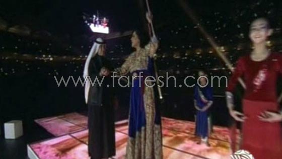 فيديو وصور احلام تتكئ على العكاز وتقبّل يد امير الكويت صورة رقم 2