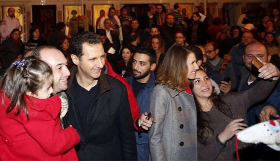 صور الاسد وعقيلته خلال زيارتهما لكنيسة خلال الاحتفال بالميلاد صورة رقم 1