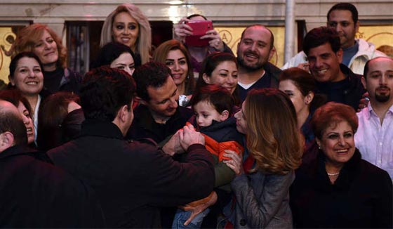 صور الاسد وعقيلته خلال زيارتهما لكنيسة خلال الاحتفال بالميلاد صورة رقم 2