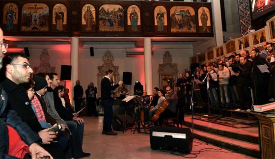 صور الاسد وعقيلته خلال زيارتهما لكنيسة خلال الاحتفال بالميلاد صورة رقم 4