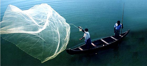 صدفة من عالم الشباك تنقذ اندنوسيين من الغرق بعد انقلاب عبارتهم صورة رقم 2 صدفة من عالم الشباك تنقذ اندنوسيين من الغرق بعد انقلاب عبارتهم صورة رقم 2