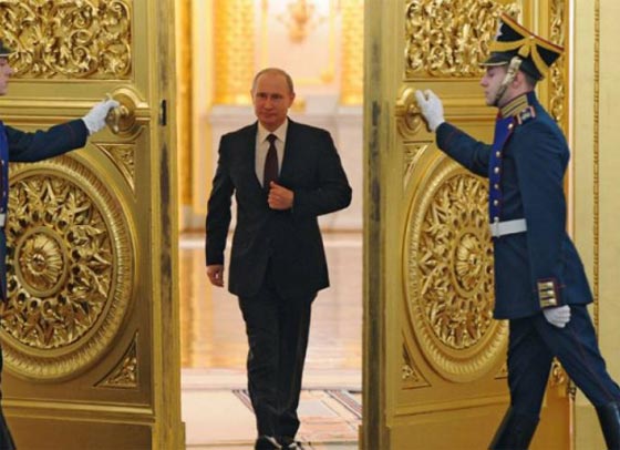 لهذا السبب يثبت الرئيس الروسي يده اليمنى خلال سيره صورة رقم 2