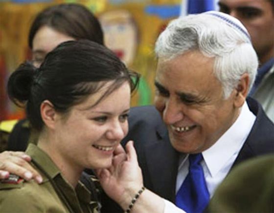 فضائح الرؤساء تهز العالم.. هل تعلم ان ارتباط اوباما بزوجته من اجل الابناء فقط؟ صورة رقم 6 فضائح الرؤساء تهز العالم.. هل تعلم ان ارتباط اوباما بزوجته من اجل الابناء فقط؟ صورة رقم 6