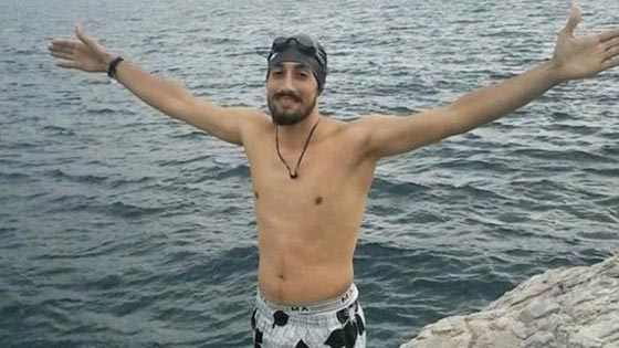 لاجئ سوري يسبح من تركيا الى اليونان لانه لا يملك ما يدفعه للمهربين صورة رقم 1 لاجئ سوري يسبح من تركيا الى اليونان لانه لا يملك ما يدفعه للمهربين صورة رقم 1