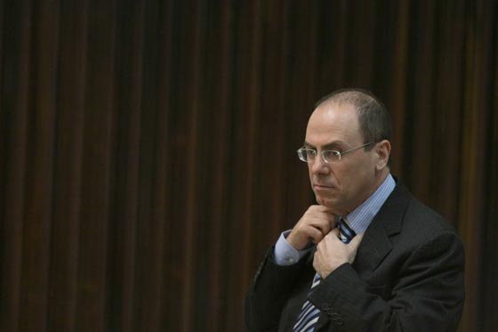 وزير اسرائيلي يعتزل السياسة وسط تزاحم المشتكيات ضده بانه تحرش بهن  صورة رقم 2