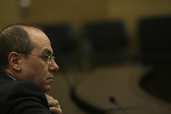 وزير اسرائيلي يعتزل السياسة وسط تزاحم المشتكيات ضده بانه تحرش بهن  صورة رقم 3