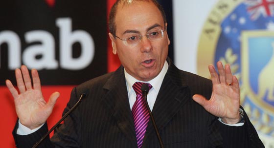 وزير اسرائيلي يعتزل السياسة وسط تزاحم المشتكيات ضده بانه تحرش بهن  صورة رقم 6