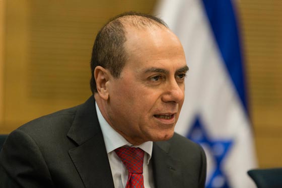 وزير اسرائيلي يعتزل السياسة وسط تزاحم المشتكيات ضده بانه تحرش بهن  صورة رقم 7