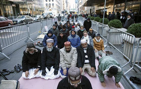 200 مسلم يؤدون الصلاة امام المقر الانتخابي لدونالد ترامب بنيويورك صورة رقم 1 200 مسلم يؤدون الصلاة امام المقر الانتخابي لدونالد ترامب بنيويورك صورة رقم 1