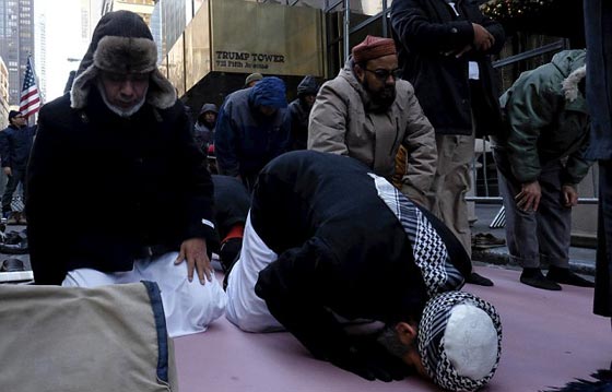 200 مسلم يؤدون الصلاة امام المقر الانتخابي لدونالد ترامب بنيويورك صورة رقم 2 200 مسلم يؤدون الصلاة امام المقر الانتخابي لدونالد ترامب بنيويورك صورة رقم 2