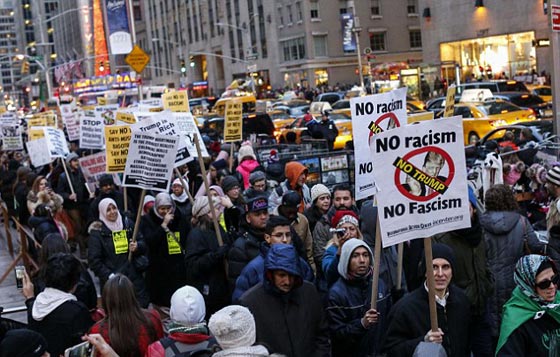 200 مسلم يؤدون الصلاة امام المقر الانتخابي لدونالد ترامب بنيويورك صورة رقم 3 200 مسلم يؤدون الصلاة امام المقر الانتخابي لدونالد ترامب بنيويورك صورة رقم 3