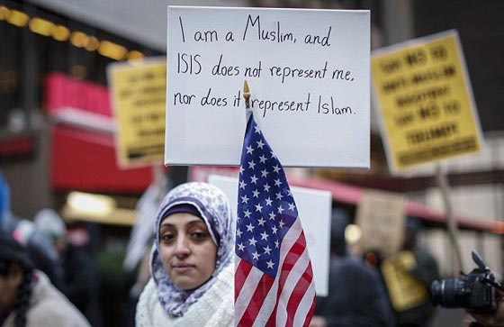 200 مسلم يؤدون الصلاة امام المقر الانتخابي لدونالد ترامب بنيويورك صورة رقم 4 200 مسلم يؤدون الصلاة امام المقر الانتخابي لدونالد ترامب بنيويورك صورة رقم 4