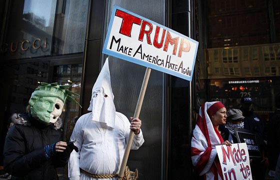 200 مسلم يؤدون الصلاة امام المقر الانتخابي لدونالد ترامب بنيويورك صورة رقم 5 200 مسلم يؤدون الصلاة امام المقر الانتخابي لدونالد ترامب بنيويورك صورة رقم 5