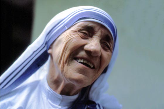 مقدما صورة اخرى للام تيرزا.. عالم كبير يتهم بابا الفاتيكان بالسذاجة!! صورة رقم 9