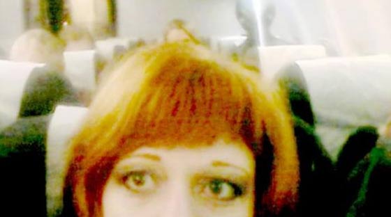  مشاهدو صورة سيلفي يفاجأون بكائن غريب على الطائرة خلف صاحبتها!! صورة رقم 1