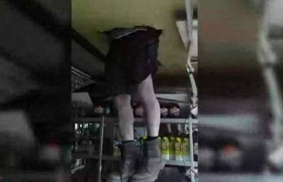  لص يعلق بسقف المتجر خلال اقتحامه له صورة رقم 1