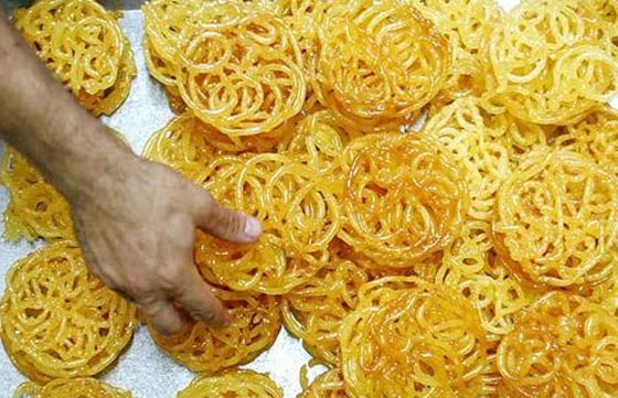 الزلابية: حلوى لذيذة للفقراء احبها الأثرياء وارتبطت بعيد المولد النبوي الشريف صورة رقم 2 الزلابية: حلوى لذيذة للفقراء احبها الأثرياء وارتبطت بعيد المولد النبوي الشريف صورة رقم 2