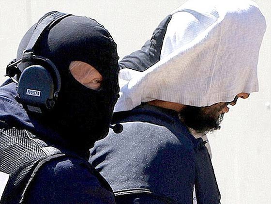 جريمة مروعة: انتحار سجين بعد ان قطع رأس رئيسه في العمل وحاول تفجير مصنع! صورة رقم 1 جريمة مروعة: انتحار سجين بعد ان قطع رأس رئيسه في العمل وحاول تفجير مصنع! صورة رقم 1