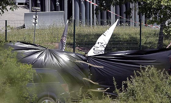 جريمة مروعة: انتحار سجين بعد ان قطع رأس رئيسه في العمل وحاول تفجير مصنع! صورة رقم 4 جريمة مروعة: انتحار سجين بعد ان قطع رأس رئيسه في العمل وحاول تفجير مصنع! صورة رقم 4