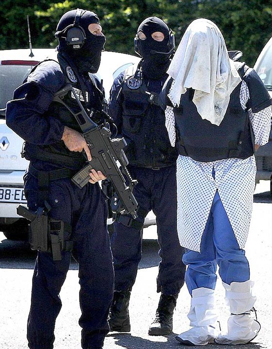 جريمة مروعة: انتحار سجين بعد ان قطع رأس رئيسه في العمل وحاول تفجير مصنع! صورة رقم 6 جريمة مروعة: انتحار سجين بعد ان قطع رأس رئيسه في العمل وحاول تفجير مصنع! صورة رقم 6