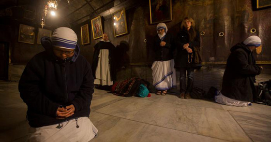 مسيحيو العالم العربي يضيئون شمعة العيد في بحر من الاحزان صورة رقم 3