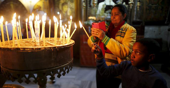 مسيحيو العالم العربي يضيئون شمعة العيد في بحر من الاحزان صورة رقم 1