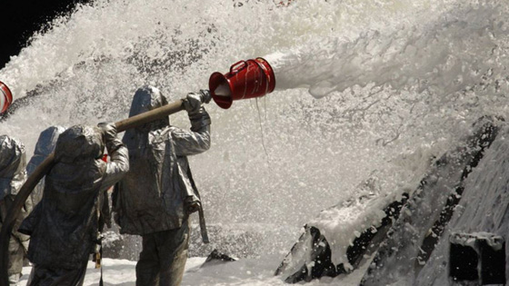 فريق اطفاء صيني يغمر طائرة غير مشتعلة برغوة اطفاء الحرائق!! صورة رقم 1 فريق اطفاء صيني يغمر طائرة غير مشتعلة برغوة اطفاء الحرائق!! صورة رقم 1