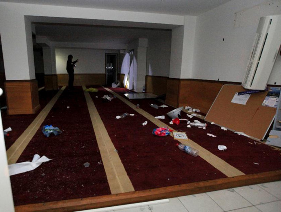  تخريب مصلى للمسلمين مدينة فرنسية وحرق المصاحف صورة رقم 2