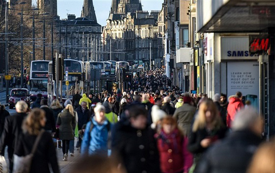 زحمة يا دنيا.. 27 مليون بريطانيا يتسوقون ليلة عيد الميلاد صورة رقم 6 زحمة يا دنيا.. 27 مليون بريطانيا يتسوقون ليلة عيد الميلاد صورة رقم 6