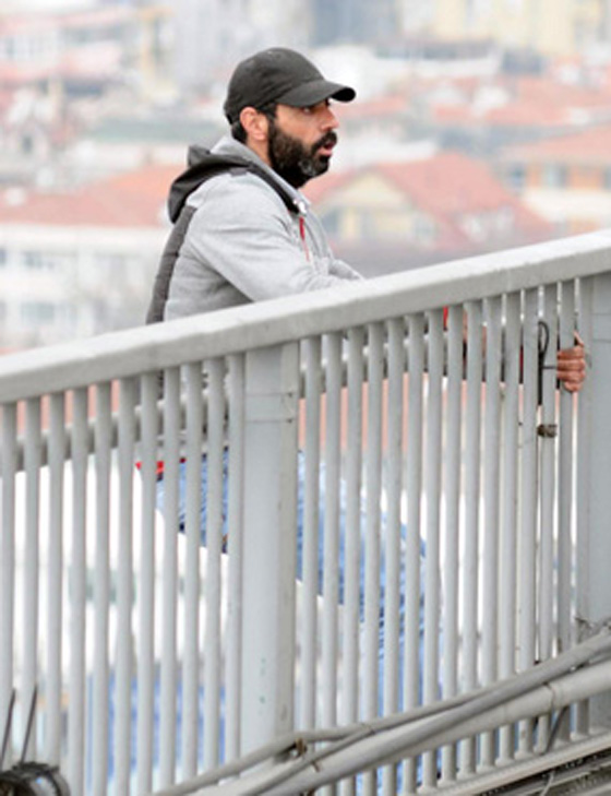 اردوغان ينقذ شابا تركيا من الانتحار عن جسر البوسفور.. شاهد الفيديو صورة رقم 2