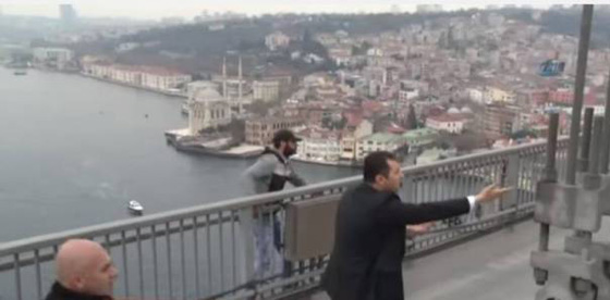 اردوغان ينقذ شابا تركيا من الانتحار عن جسر البوسفور.. شاهد الفيديو صورة رقم 3