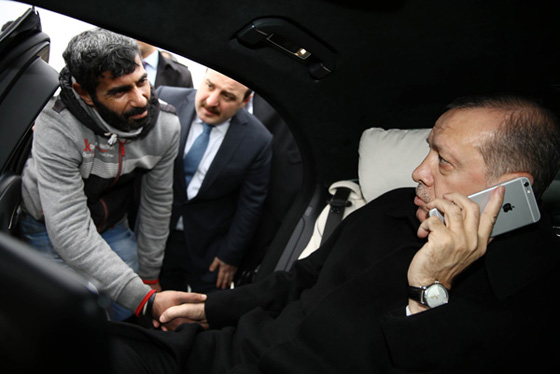 اردوغان ينقذ شابا تركيا من الانتحار عن جسر البوسفور.. شاهد الفيديو صورة رقم 4