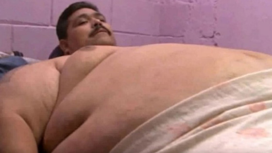 وفاة اسمن رجل في العالم عن وزن يناهز 450 كغم  صورة رقم 1