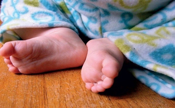 ديون القمار تدفع اسرائيليا لعرض طفلته للبيع!! صورة رقم 1 ديون القمار تدفع اسرائيليا لعرض طفلته للبيع!! صورة رقم 1